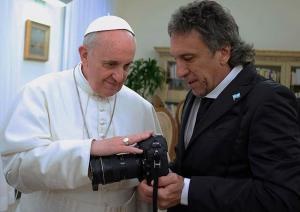 Ferenc pápa megáldja Victor Bugge fényképezőgépét. Forrás: http://www.gmanetwork.com/news/photo/34424/pope-francis-blesses-argentine-lensman-and-his-camera