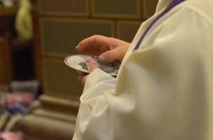 Hamvazószerda a pécsi székesegyházban. Forrás: http://www.pecsiegyhazmegye.hu/